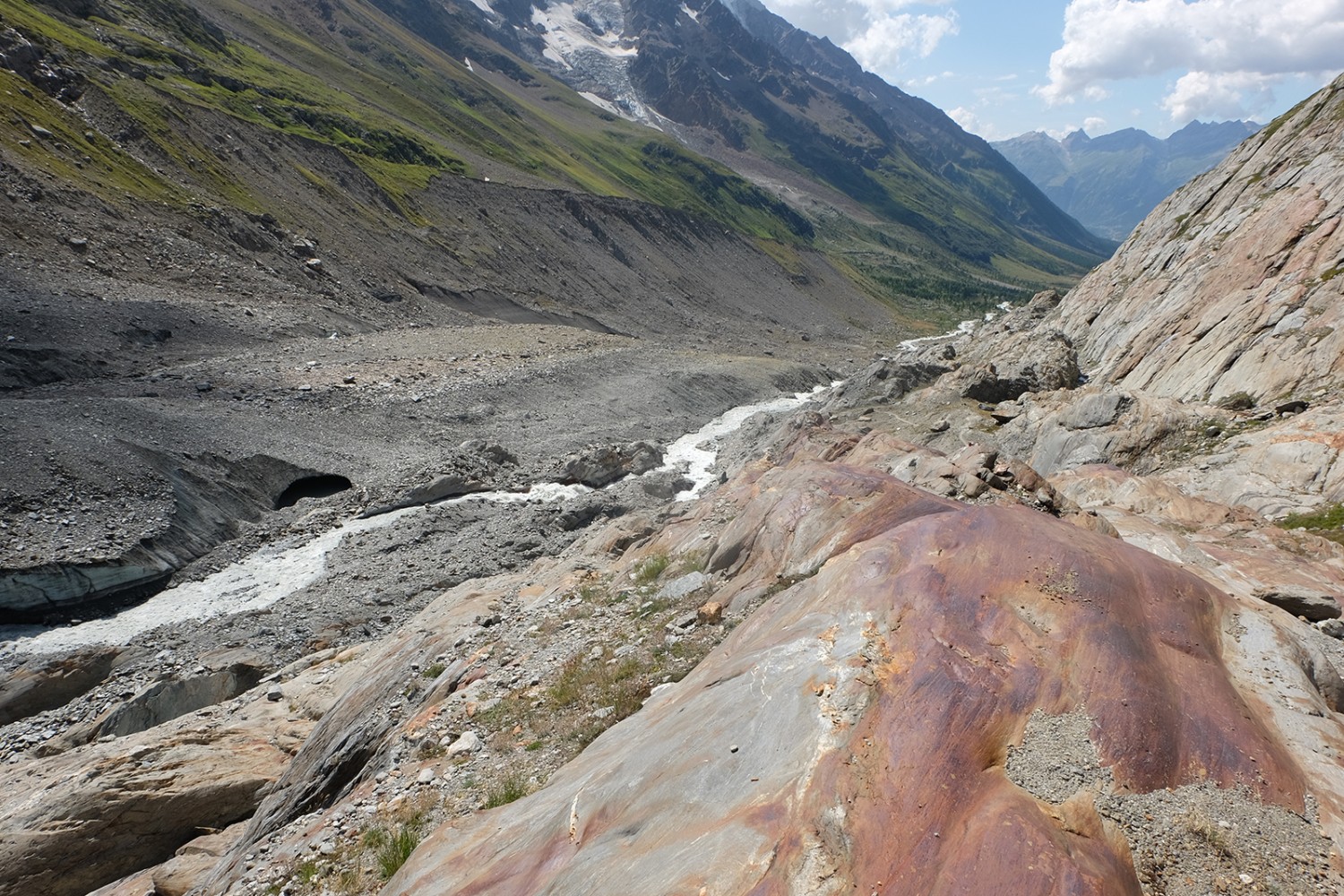 Die Spuren des Langgletschers: abgeschliffene Steine und Moränen am Gegenhang. Bild: Elsbeth Flüeler
