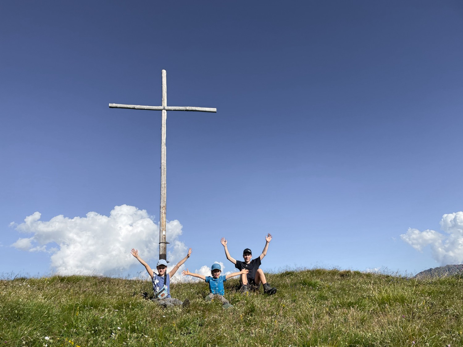 Geschafft! Oben auf dem Gipfel des Föisc. Bild: Rémy Kappeler