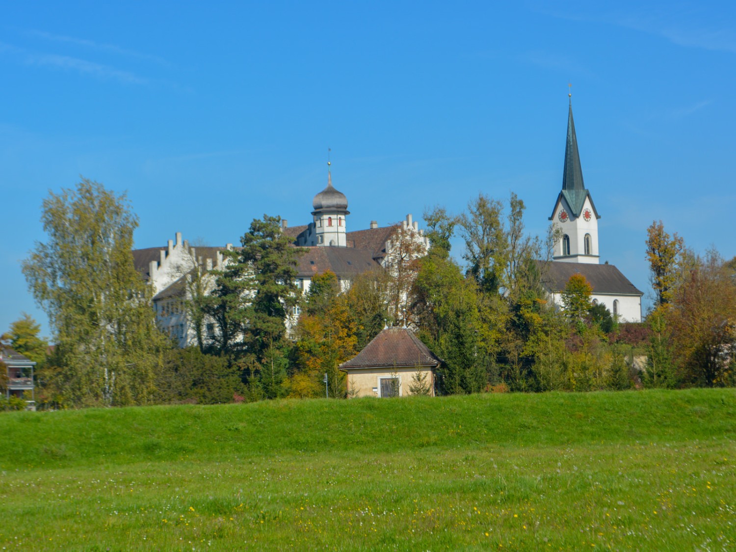 Schloss und Kirche Bürglen bilden eine Einheit. Bild: Werner Nef