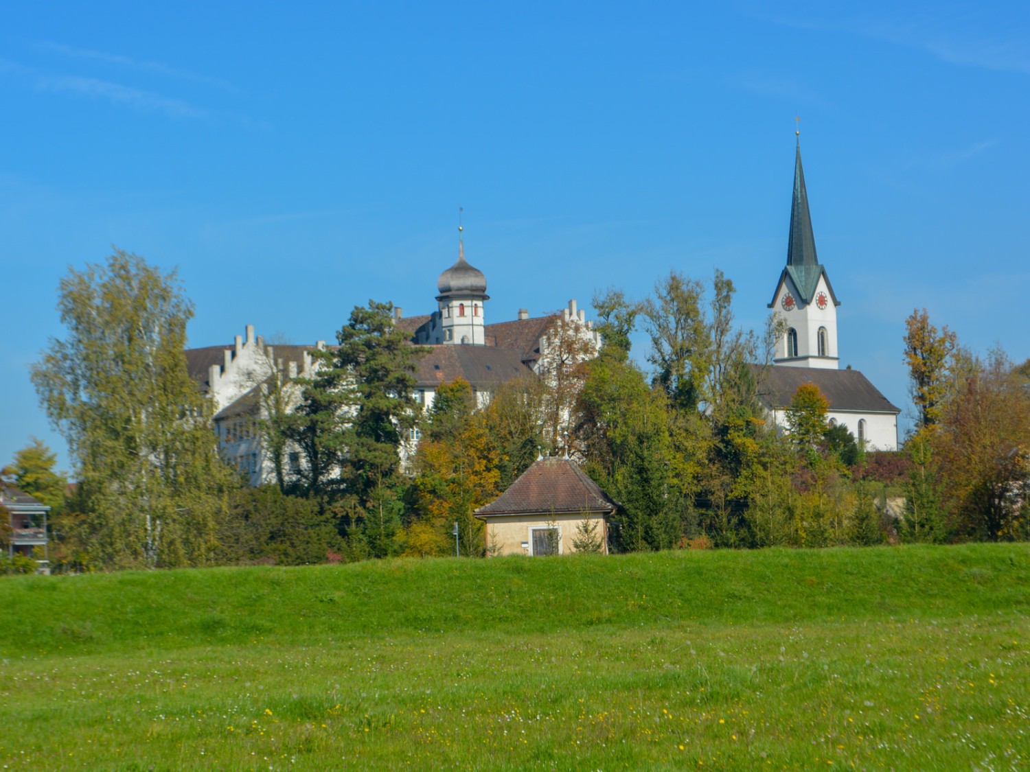 Le château et l’église de Bürglen ne font qu’un. Photo: Werner Nef
