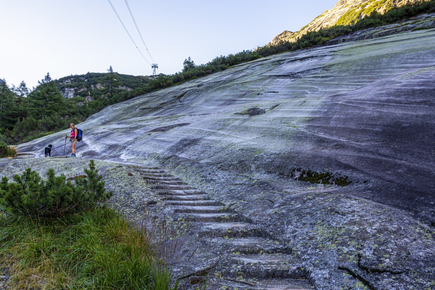 Typisches Merkmal des Grimselgebiets: Vom Gletscher glatt geschliffene Granitplatten. Bild: Franz Ulrich