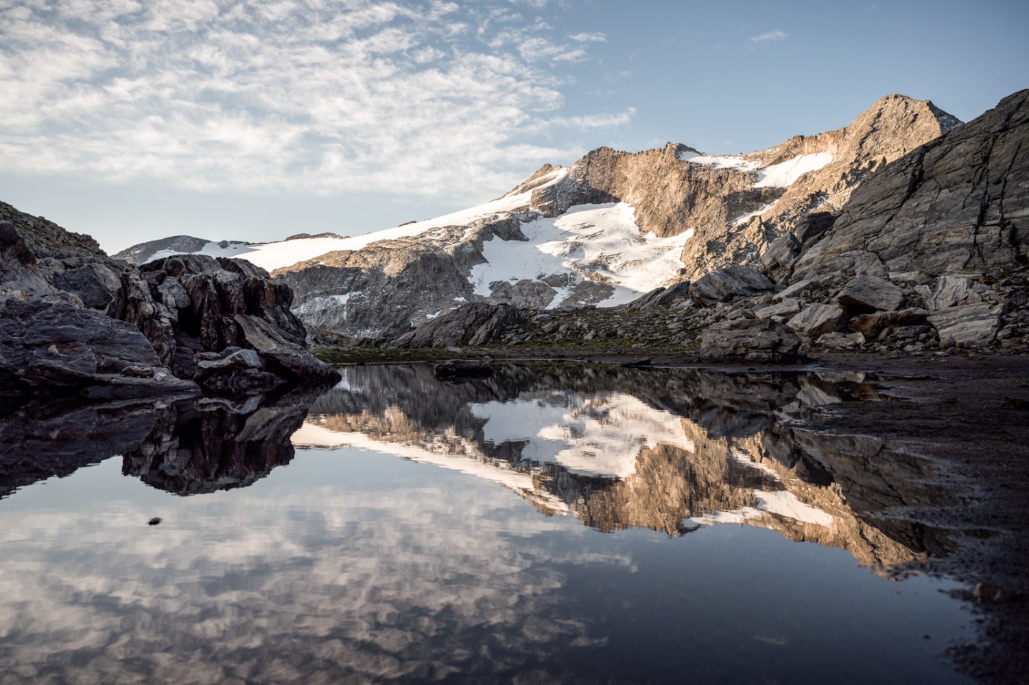 Il Ghiacciaio del Basodino riflesso nel lago non lontano dalla Bocchetta di Val Maggia. Immagine: Jon Guler