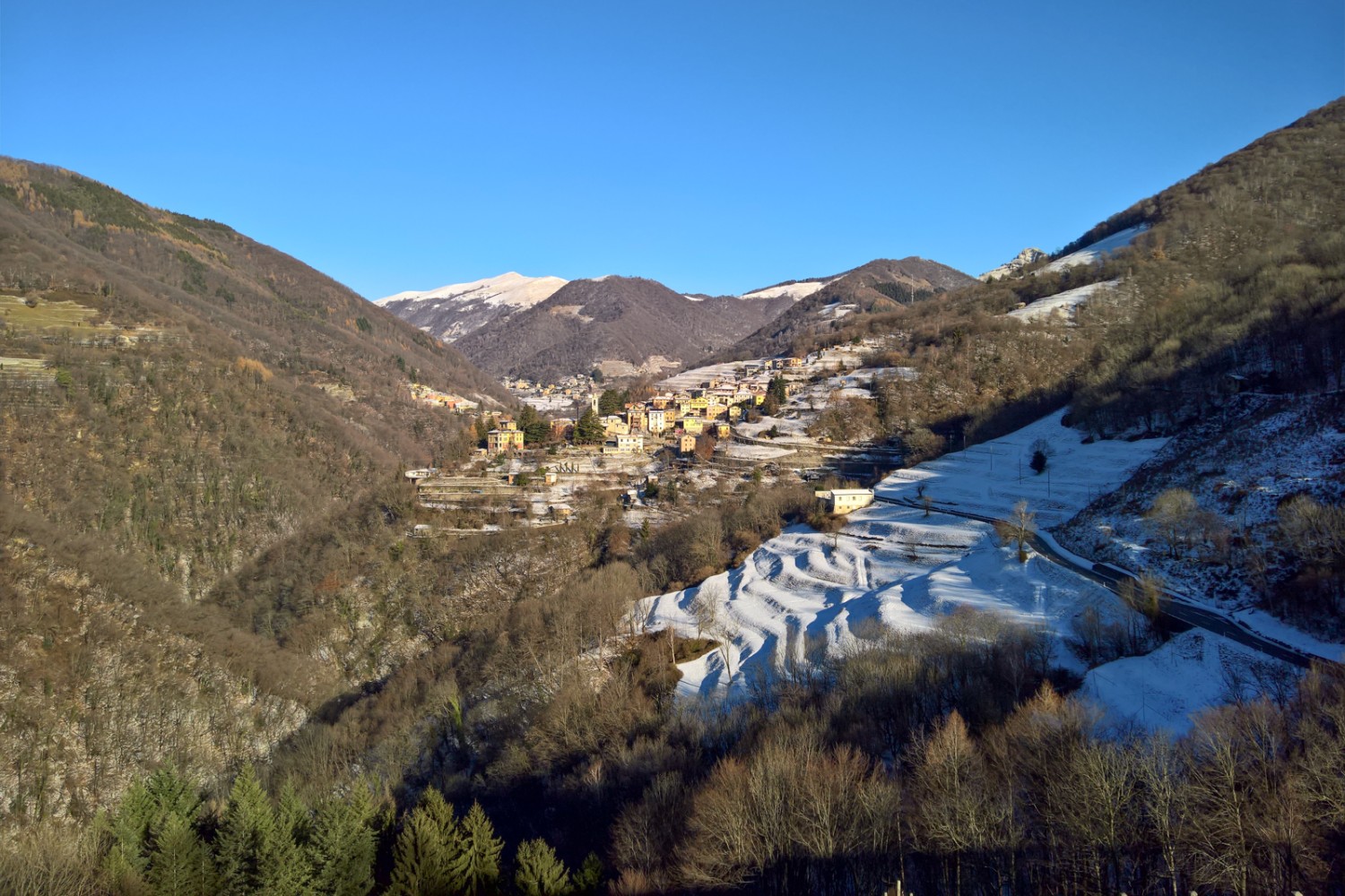 Un soupçon de neige recouvre les environs de Bruzella. Photo: Andreas Staeger