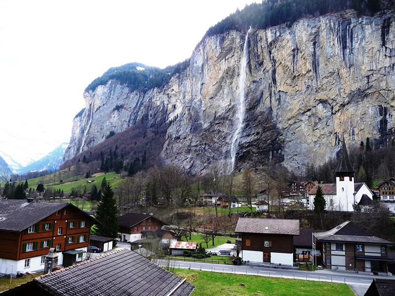 Derrière le village de Lauterbrunnen, les chutes poétiques du Staubbach.  Photo: U. Sumi / H. Schüpbach, PBC