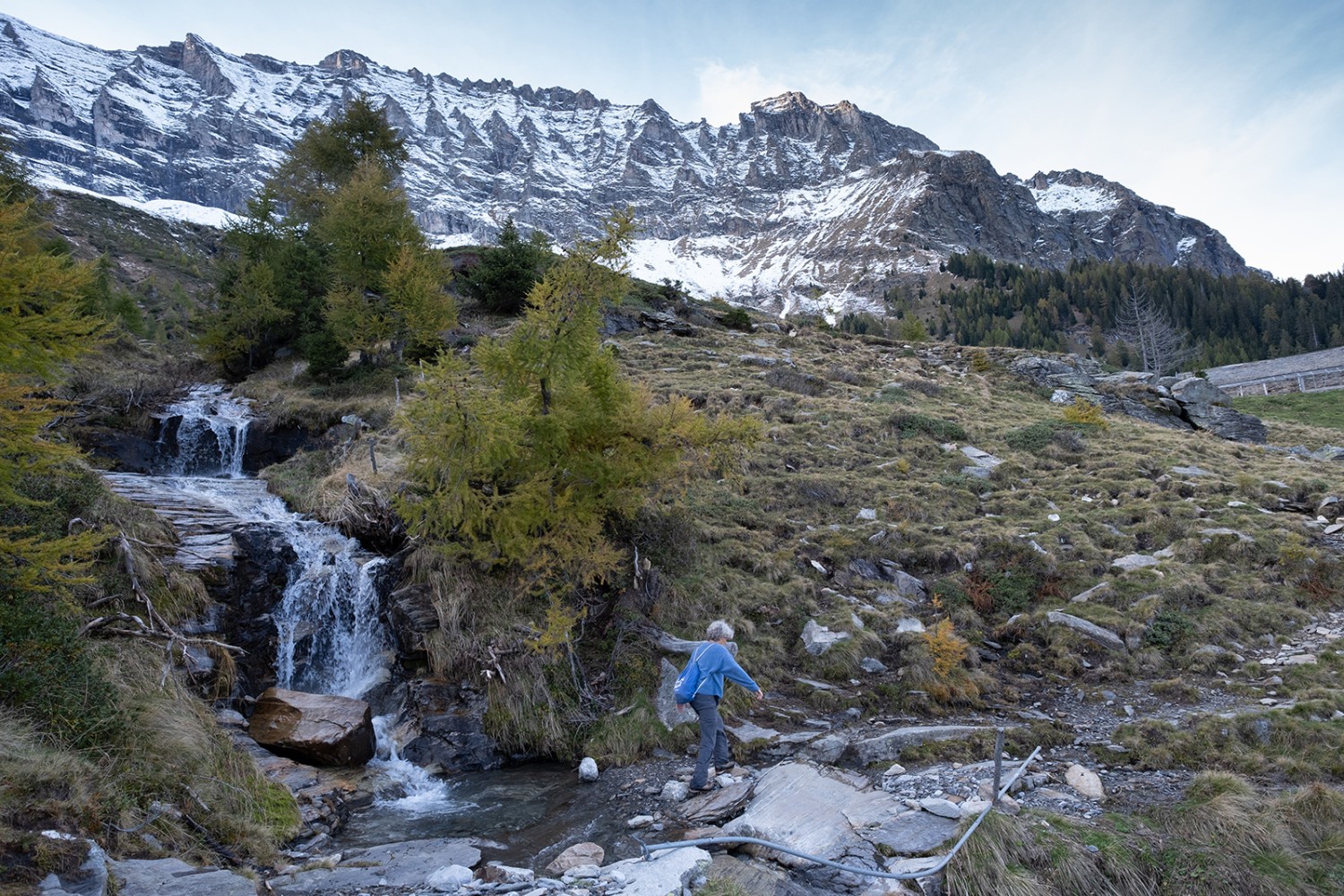 Im Herbst verdeckt der Piz Remolasch die Sonne schon früh.