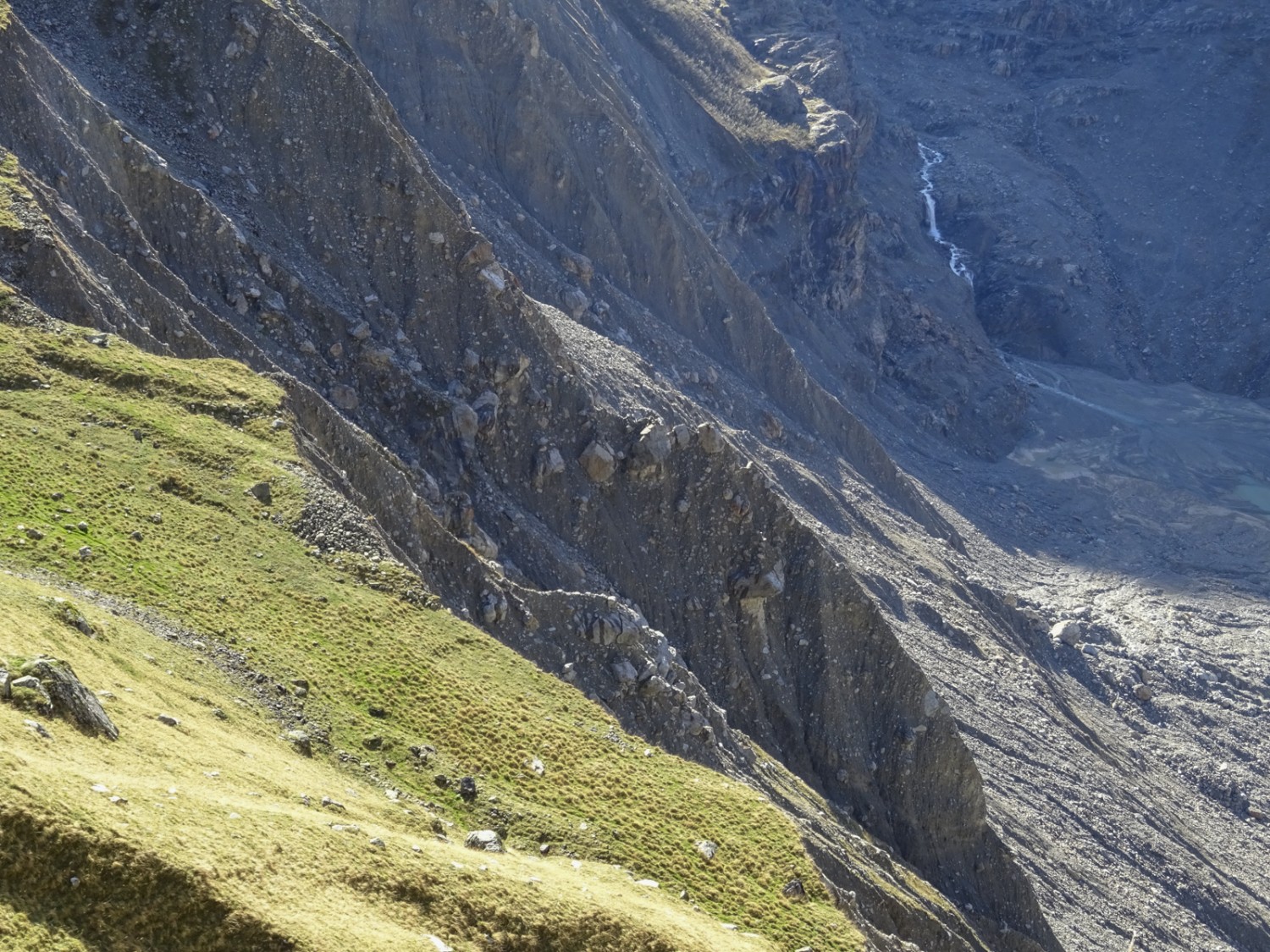 Die Moräne über dem Unteren Grindelwaldgletscher rutscht immer weiter ab. Bild: Sabine Joss