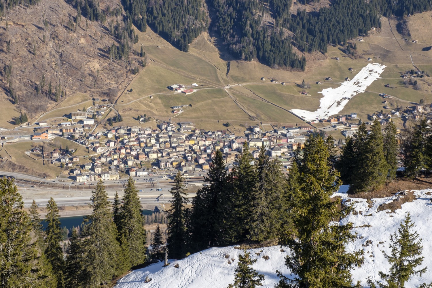 Nella panoramica su Airolo si riesce ad apprezzare l’incantevole sentiero per escursionismo invernale. Foto: Iris Kürschner