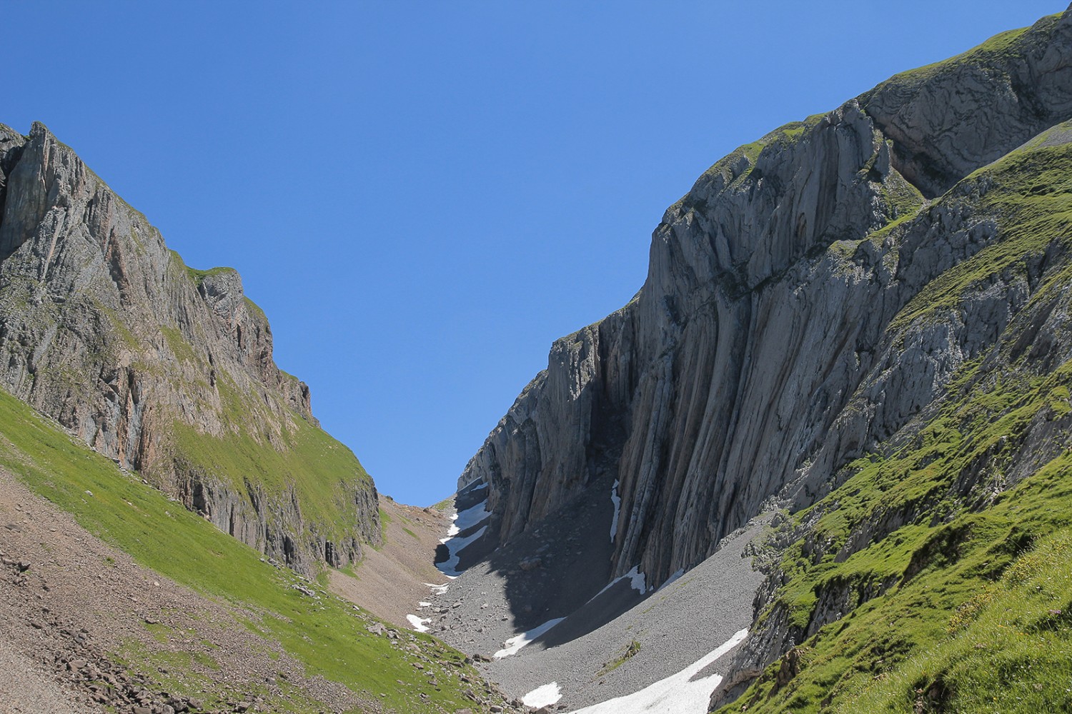 Im Gross Mälchtal ist der Weg eingeklemmt zwischen steilen Felswänden.