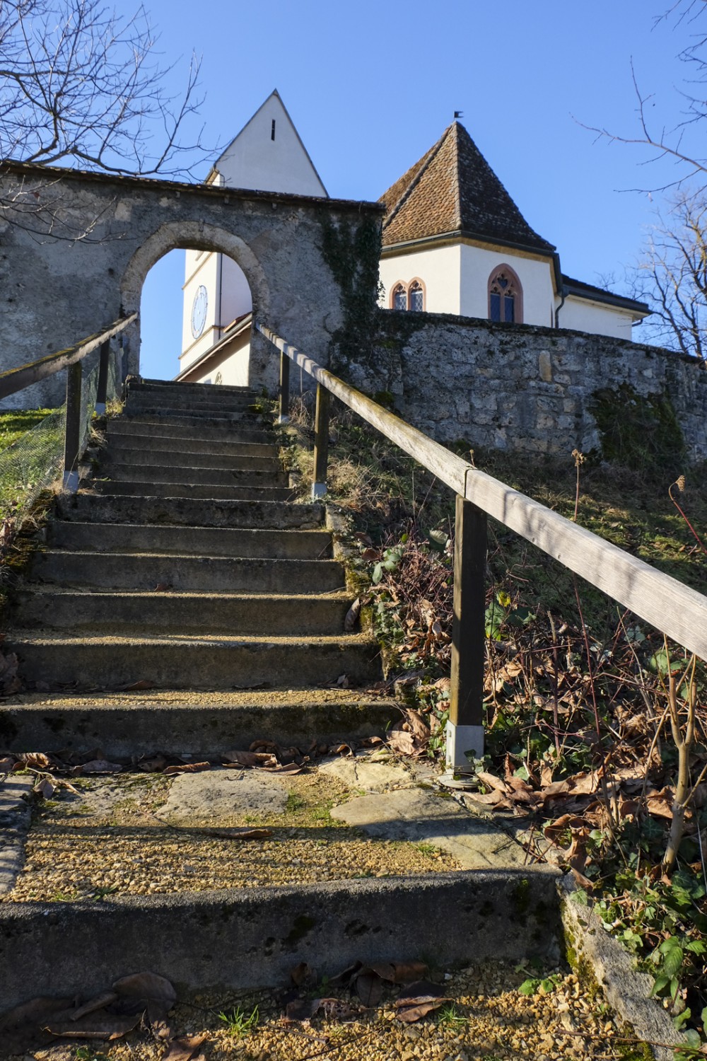Über die Treppe hinauf zur romanischen Kirche von Oltingen. Bild: Elsbeth Flüeler