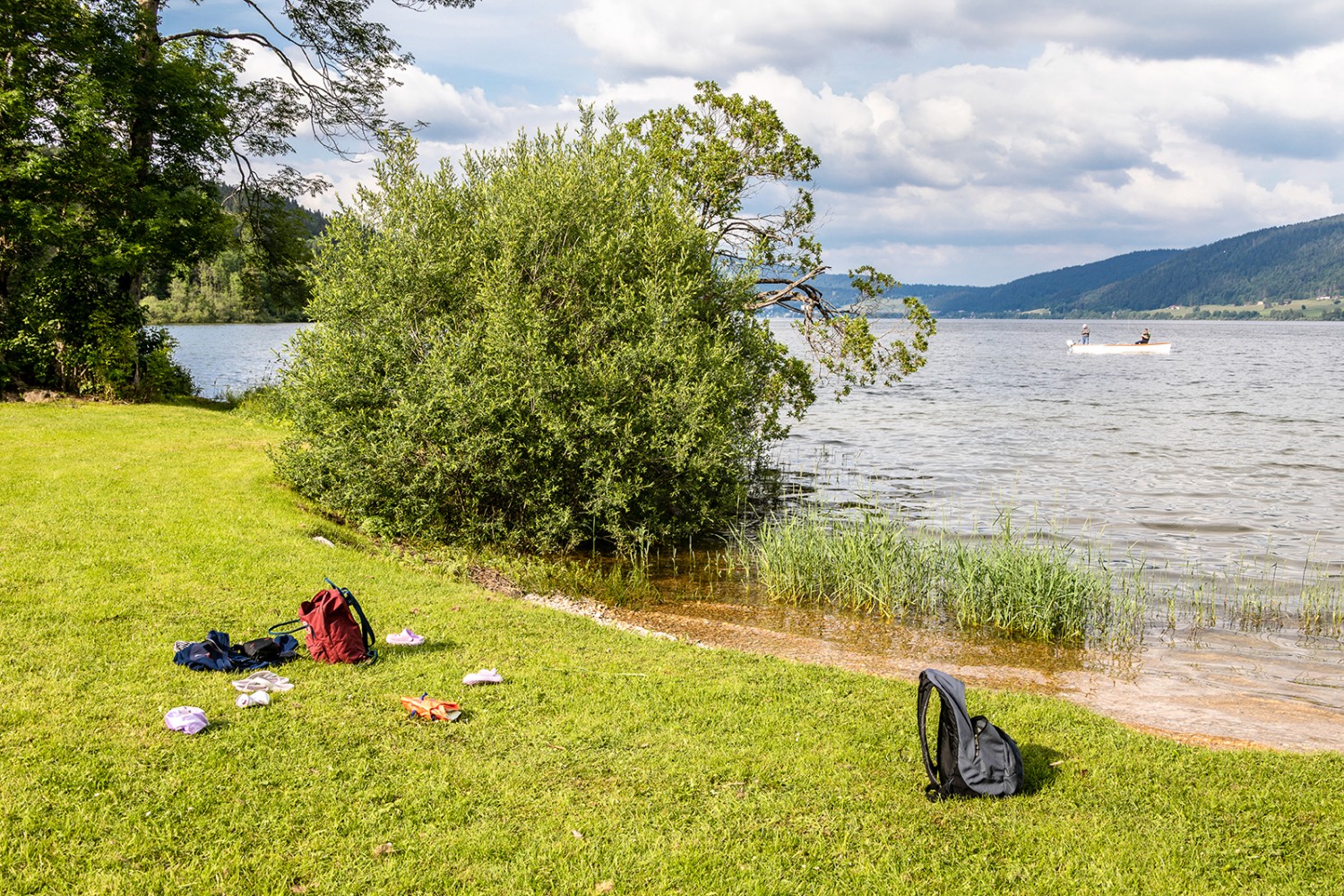 Am Ende der Wanderung wartet ein Bad im Lac de Joux. Bild: Severin Nowacki