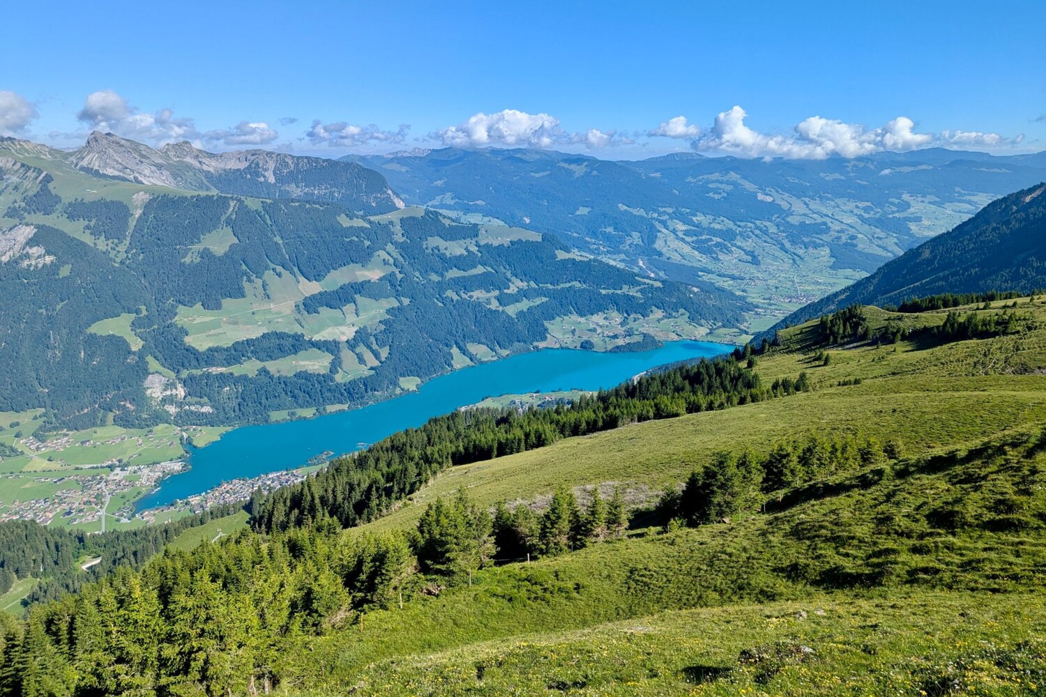 Die Route führt einige hundert Meter durch den Kanton Obwalden und eröffnet den Blick auf den Lungerersee.