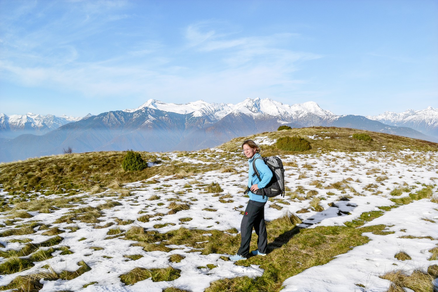 Sulla Cima di Medeglia la prima neve si è già quasi nuovamente sciolta. Sul Pizzo di Vogorno e sulla Cima dell’Uomo sullo sfondo è certamente ritornato l’inverno. Immagine: Sabine Joss