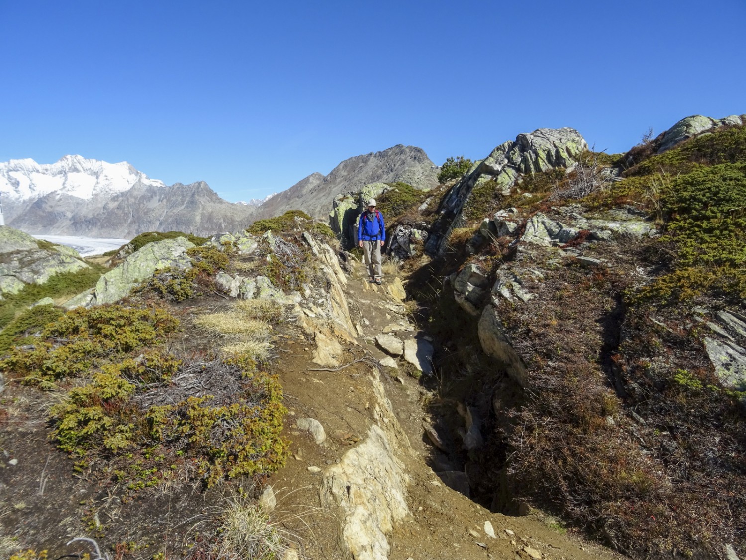 Des crevasses de plusieurs mètres de profondeur traversent le sous-sol à gauche et à droite du chemin. Photo : Sabine Joss