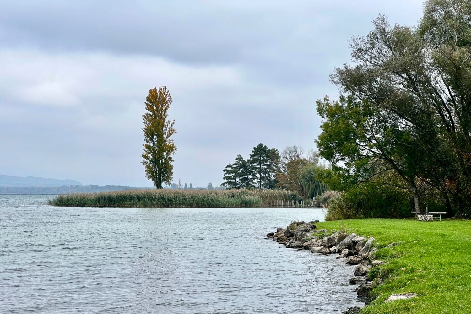 Einige Uferzonen sind geschützt und dürfen nicht betreten werden, aber viele andere Bereiche am See sind frei zugänglich.