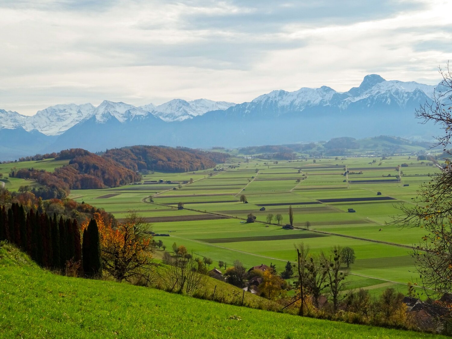 Vue au-delà du Gürbetal sur le Stockhorn à droite et les Alpes bernoises enneigées