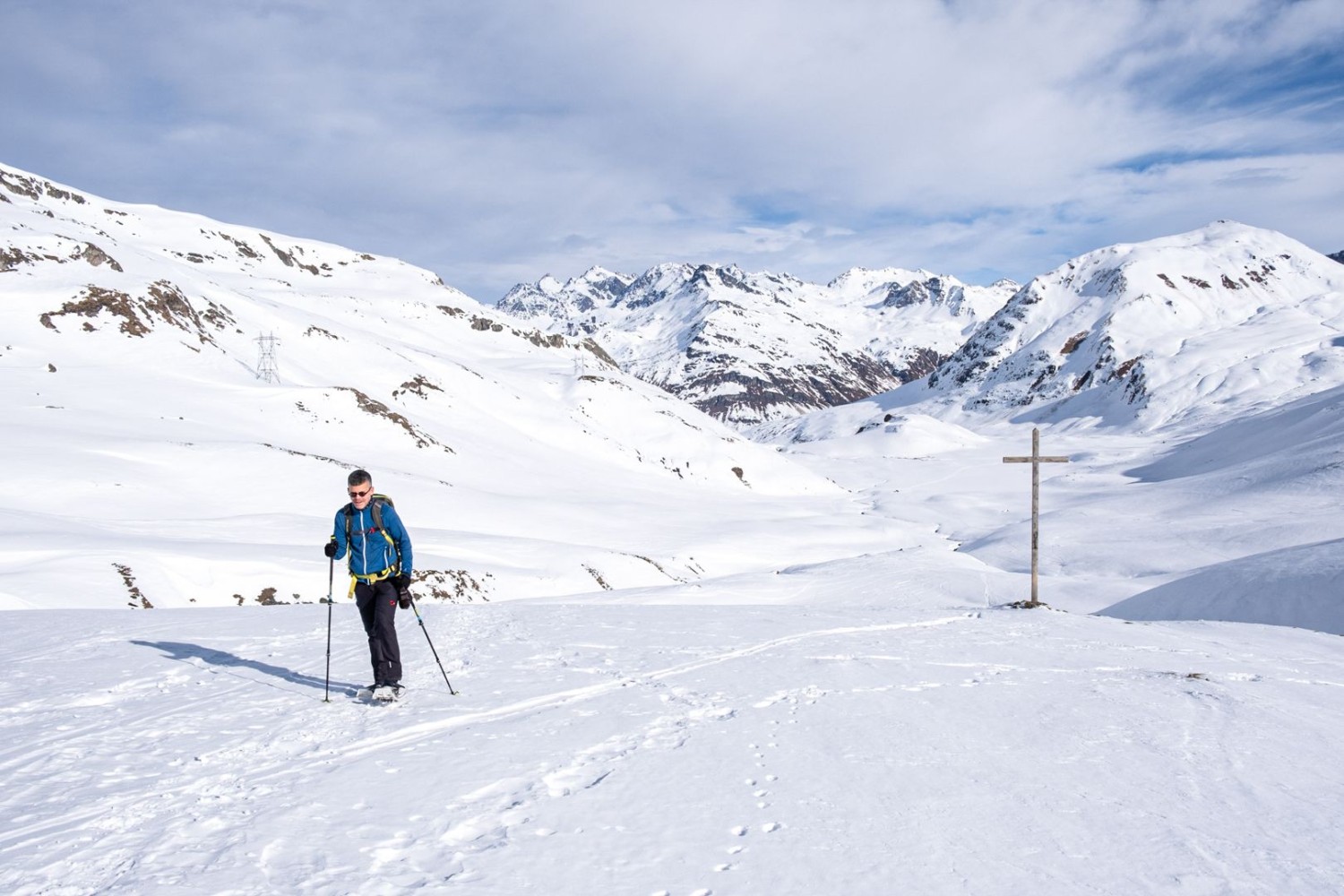 Peu avant le col du Septimer, la croix montre la voie à suivre.