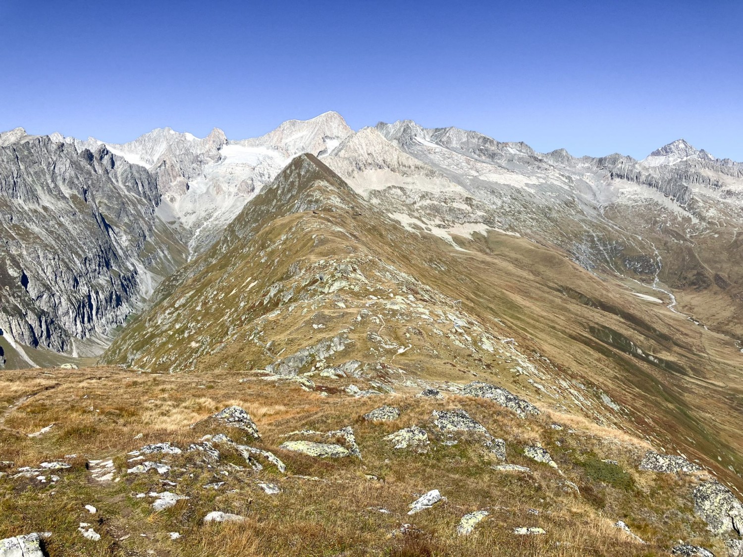 Dopo la vetta, l’escursione passa per il Bälgrat.