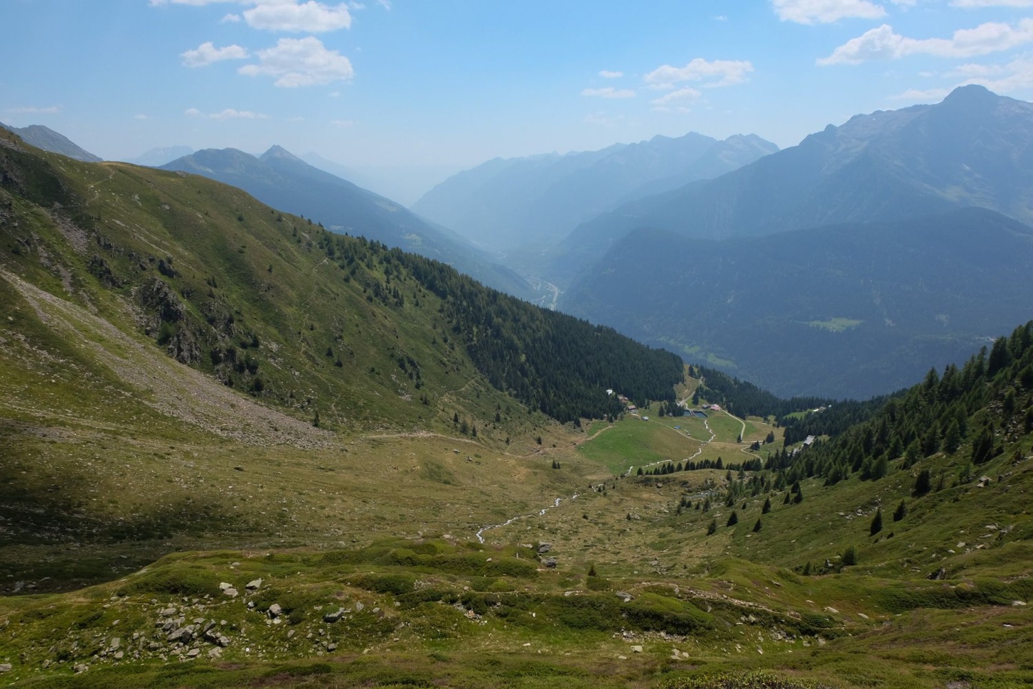 Il sentiero che scende verso la Leventina, vista dal Passo Predèlp, e la destinazione dell’escursione, l’alpe Predèlp.