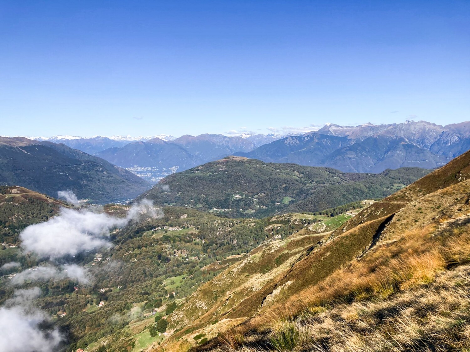 C’est au retrait des glaciers de l’ère glaciaire que l’on doit ces formes arrondies à Gola di Lago.