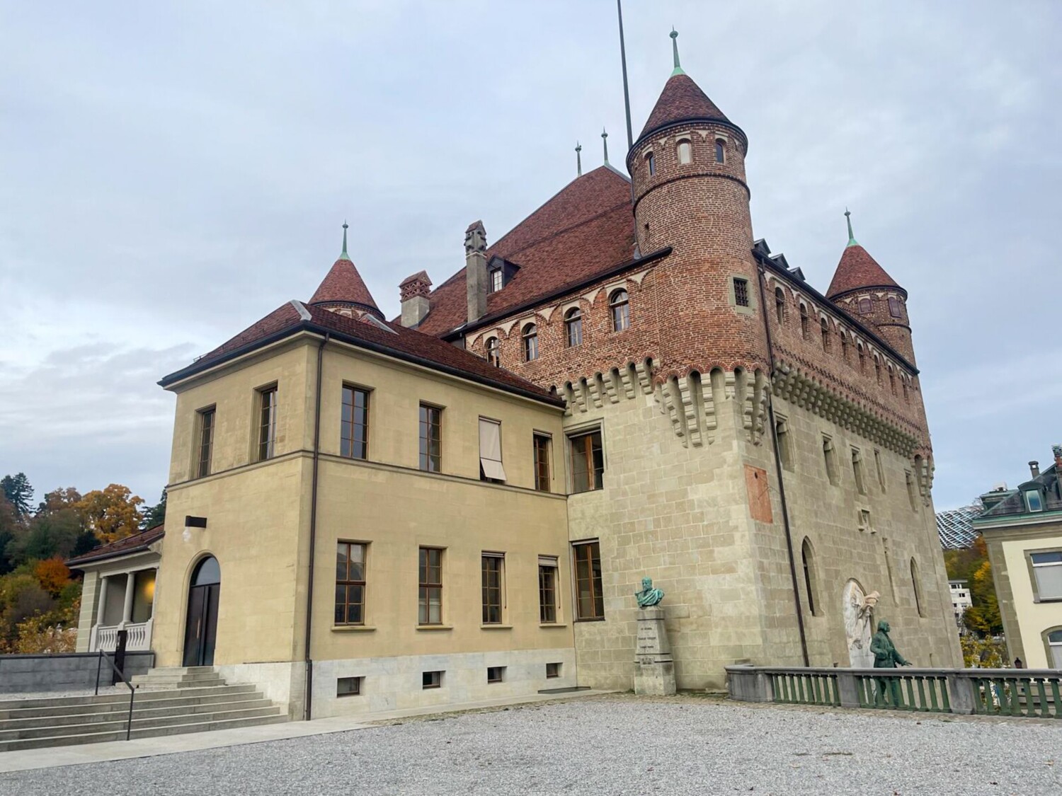 Beim Château Saint-Maire taucht man in die Altstadt ein.