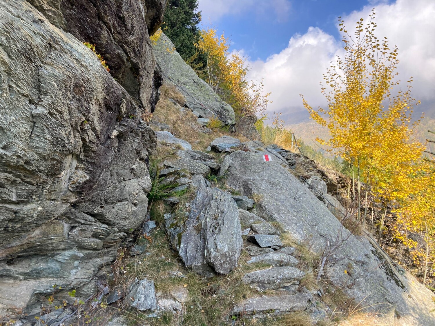 Des câbles métalliques sécurisent certains tronçons très exposés.