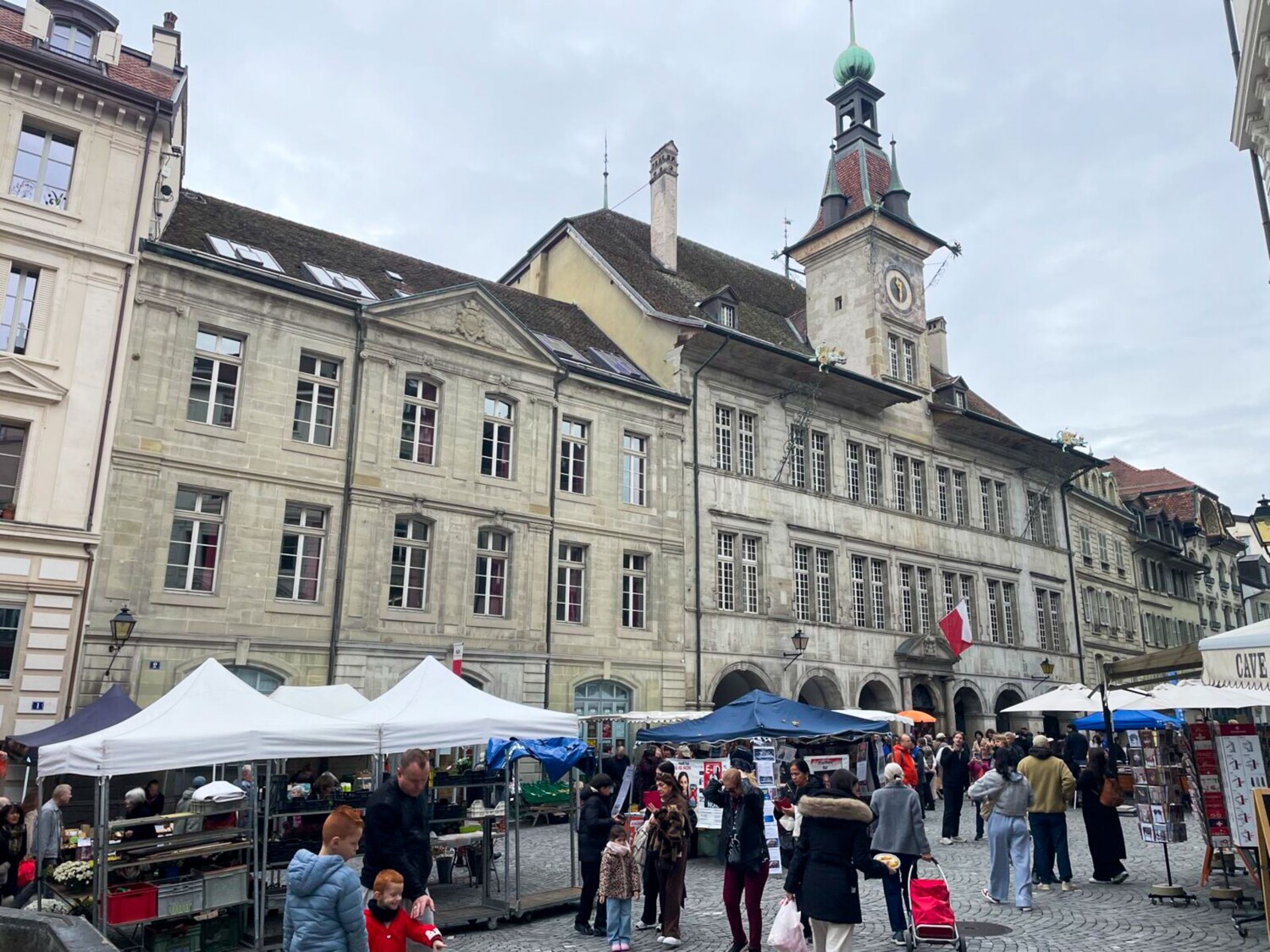 Mittwochs und samstags findet am Vormittag auf dem Place de la Palud der Markt statt.
