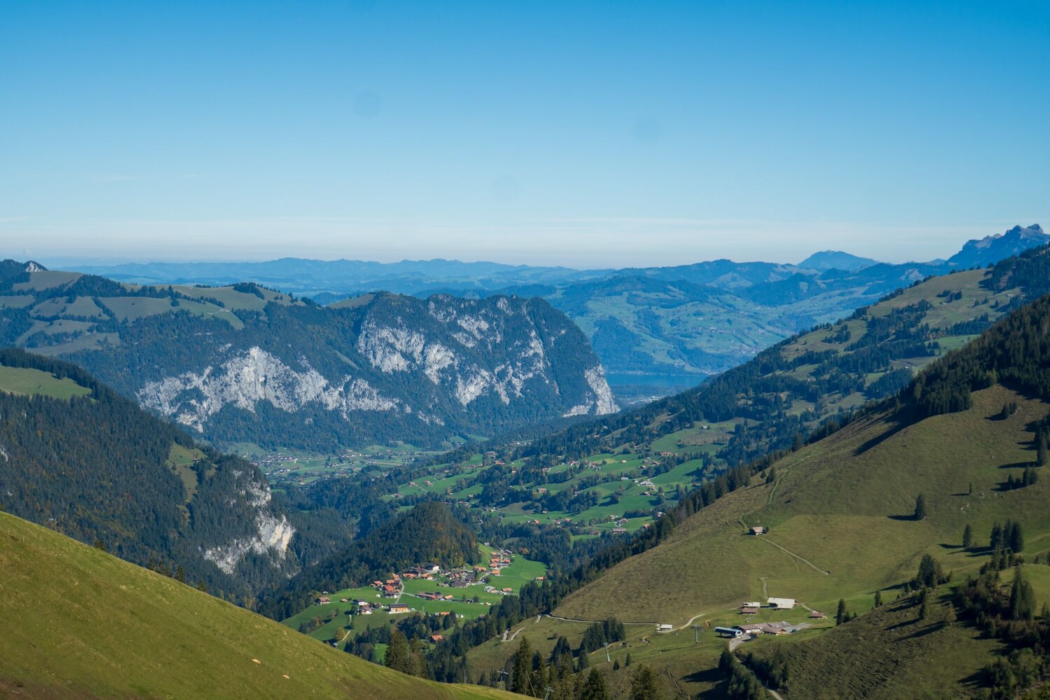 Dans la descente, la destination est rapidement visible, tout comme le lac de Thoune.