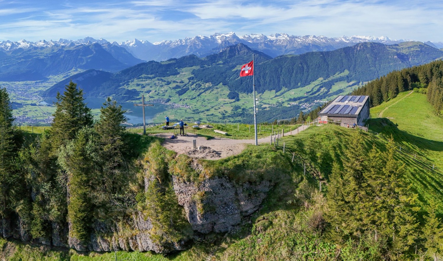 Le sommet du Wildspitz et l’auberge de montagne. Derrière le drapeau suisse, le Hoflue, et les Alpes de Suisse centrale en arrière-plan