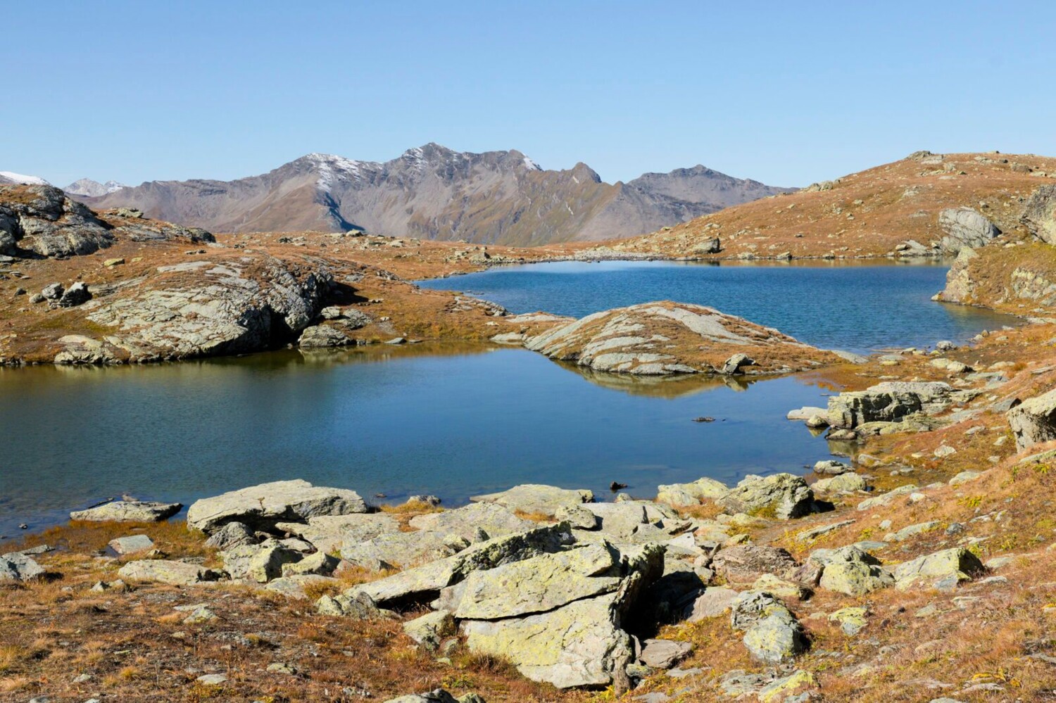Les Flüeseen ne sont qu’à quelques minutes du chemin et offrent un cadre parfait pour une pause. Au fond, la chaîne du Tscheischhorn