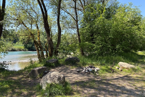 Sonnige Uferwanderung entlang der Reuss