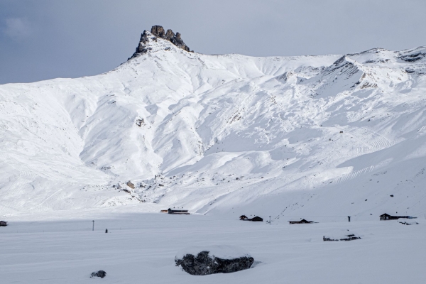 Une boucle par un haut-plateau enneigé