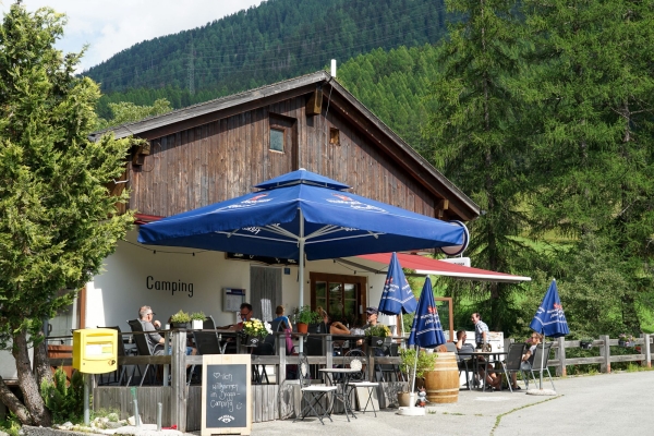 Sonnenterrasse mit Ausblick auf das Goms
