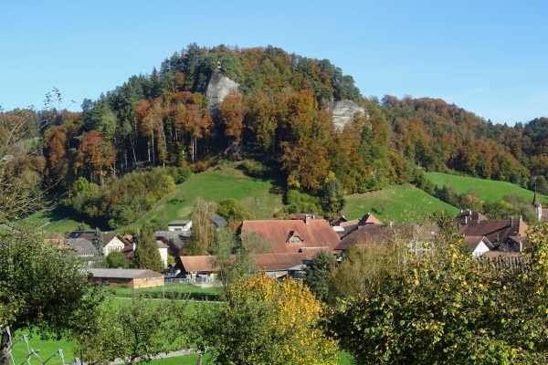 Farbige Herbstwälder und Sandsteinfelsen