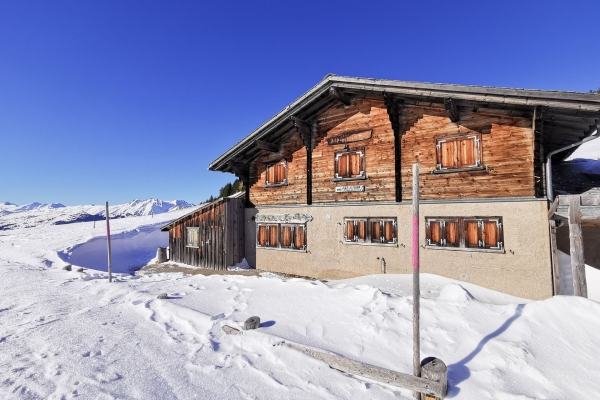 Verschneite Hochebene im Domleschg