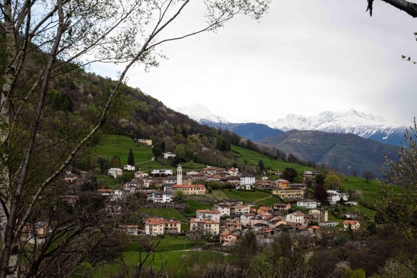 Attraverso i villaggi e i boschi di castagni del Ticino