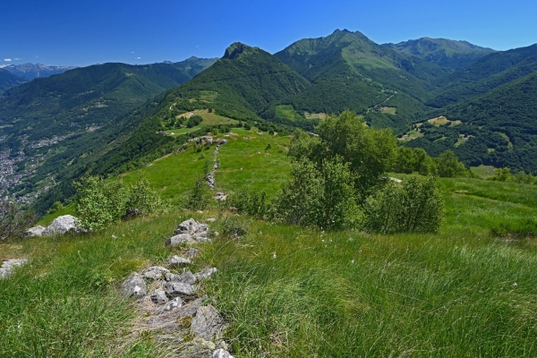 In altalena sopra la galleria del Ceneri