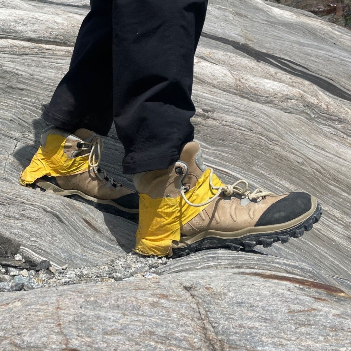 Schuhe auf Fels