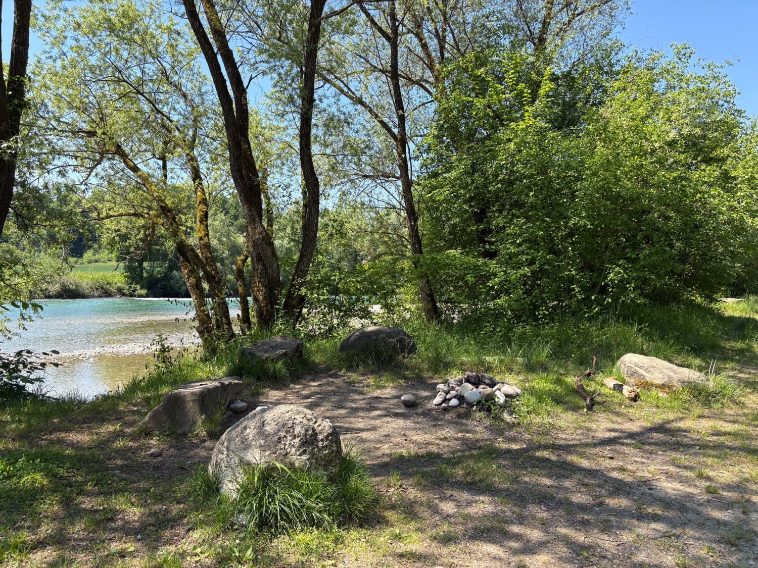Zahlreiche Feuerstellen laden am Ufer der Reuss zum Bräteln ein.