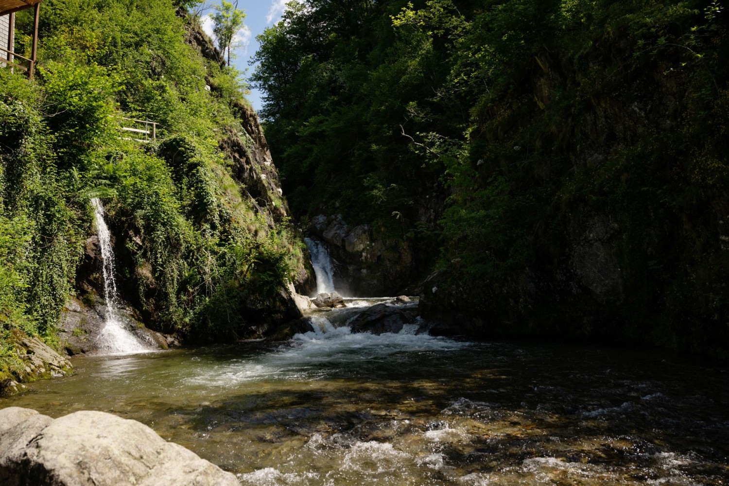 Der Wasserfall bei Maglio lädt zum Baden ein.