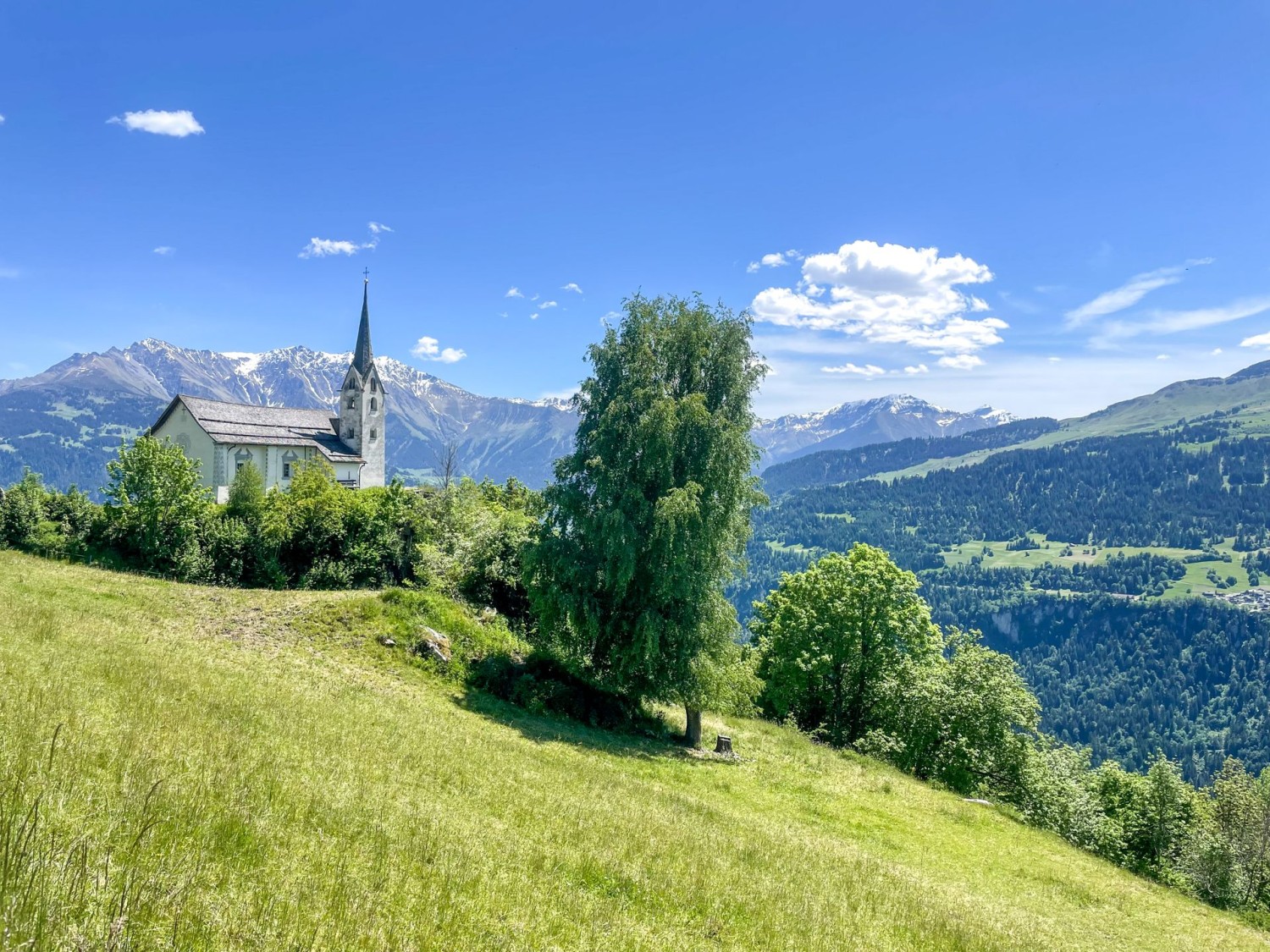 La chiesa di Sogn Glieci del XII secolo a Siat.