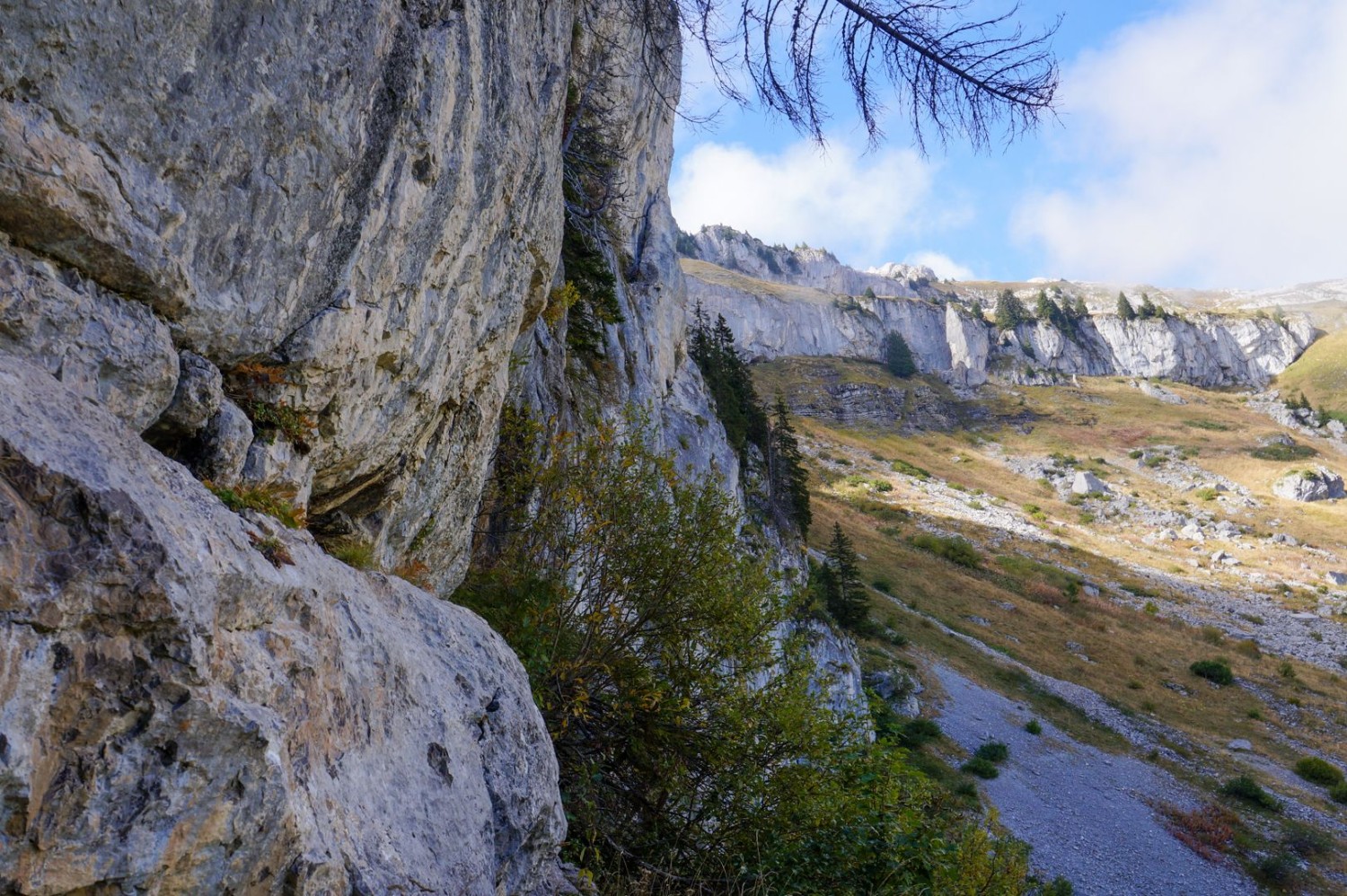 Des roches calcaires escarpées caractérisent la région autour des Tours d’Aï, de Mayen et de Famelon.
