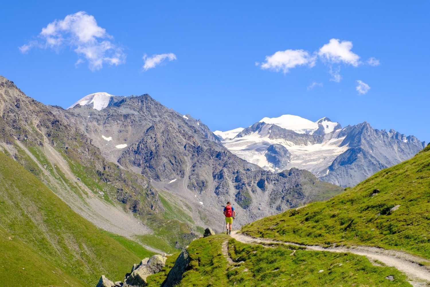 Kommt man dem Col de Mille näher, rückt auch das Massiv des Grand Combin ins Bild.