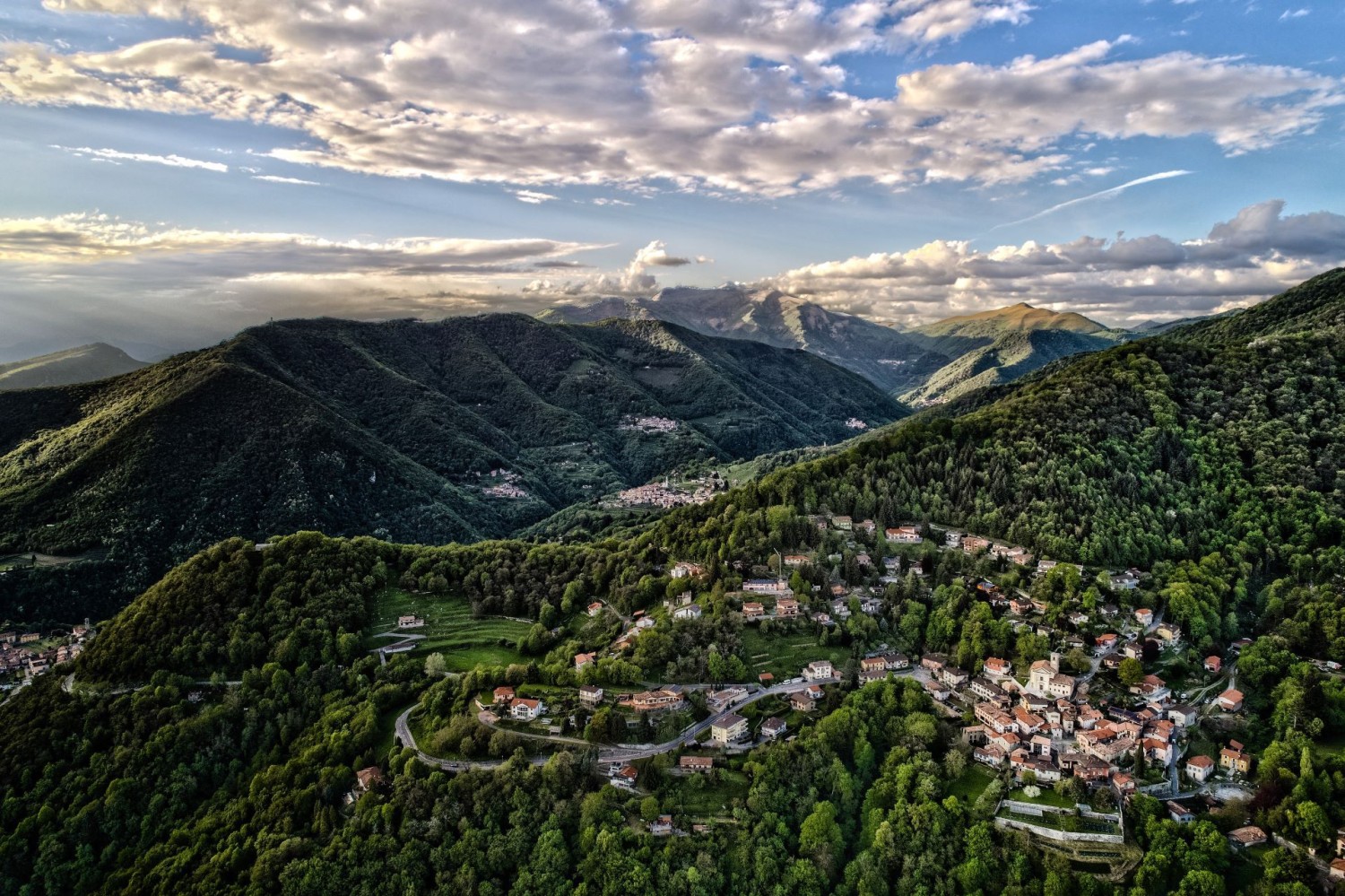 Veduta della Valle di Muggio. Il villaggio di Sagno si trova in basso a destra.