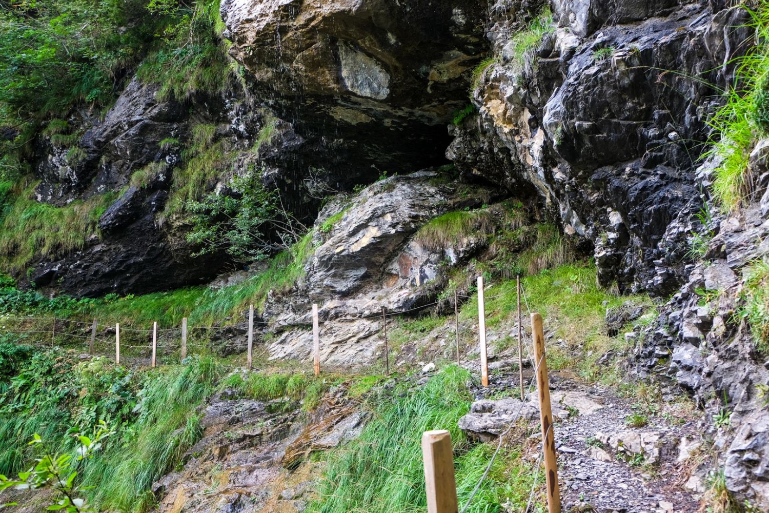 Der Schiessibach schiesst über die Felsen und hinterlässt auf dem Weg eine nasse Spur.