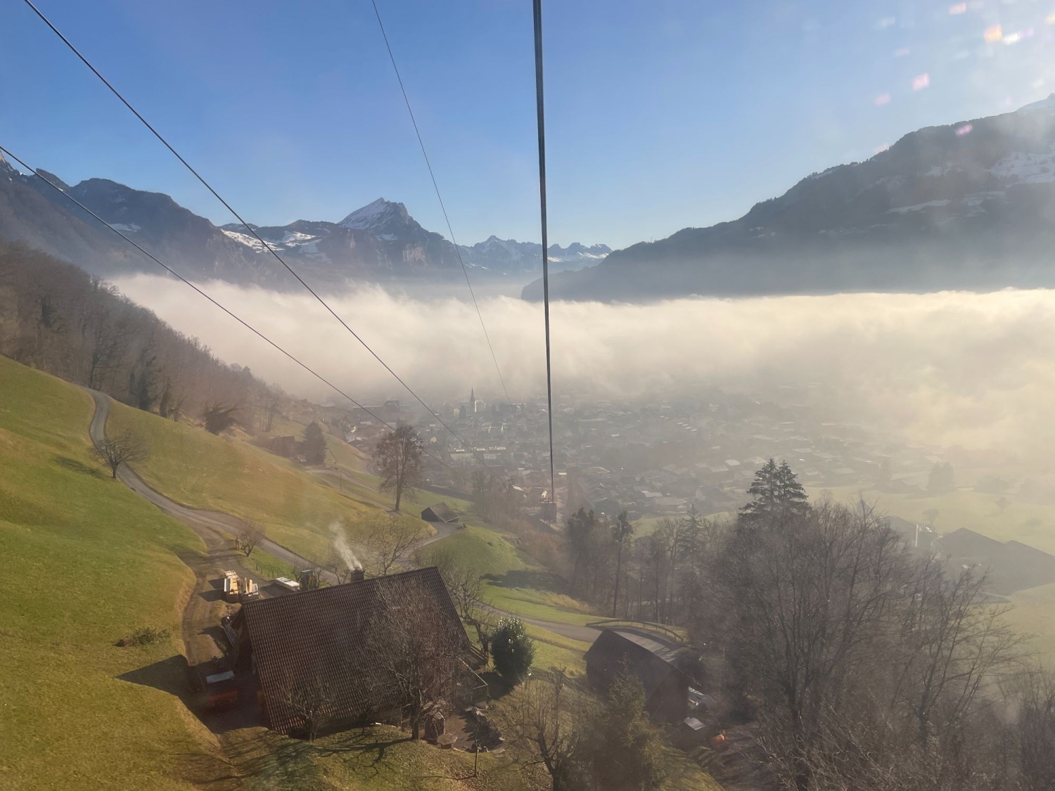 De Niederurnen, le téléphérique permet de monter dans la vallée éponyme.