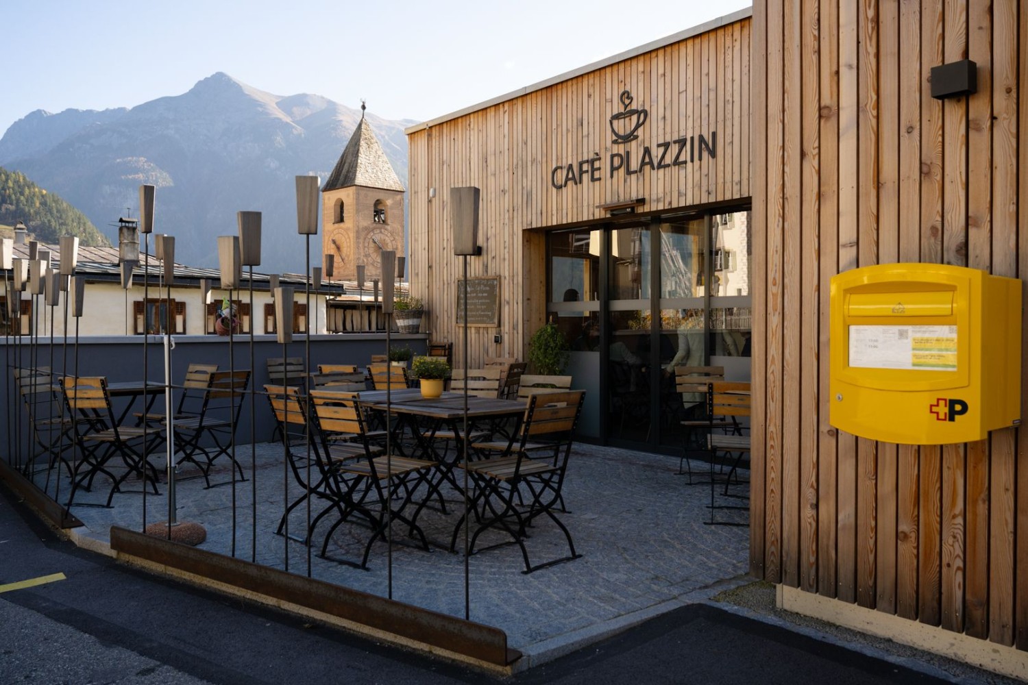 Un lieu polyvalent qui sert de place du village: la Butia Ramosch.