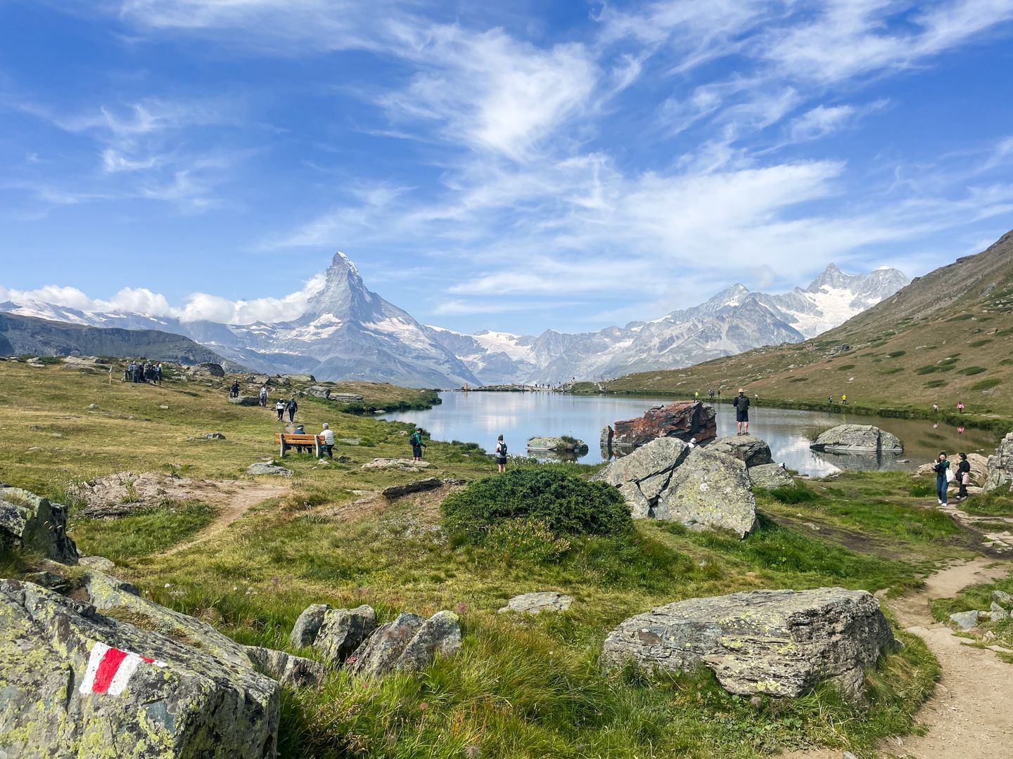 La frénésie se concentre en bas, autour du Stellisee.