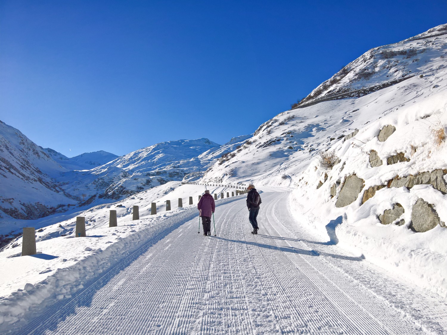 En direction de Tiefenbach, la route du col n’appartient qu’aux piétons. Photos: Andreas Staeger
