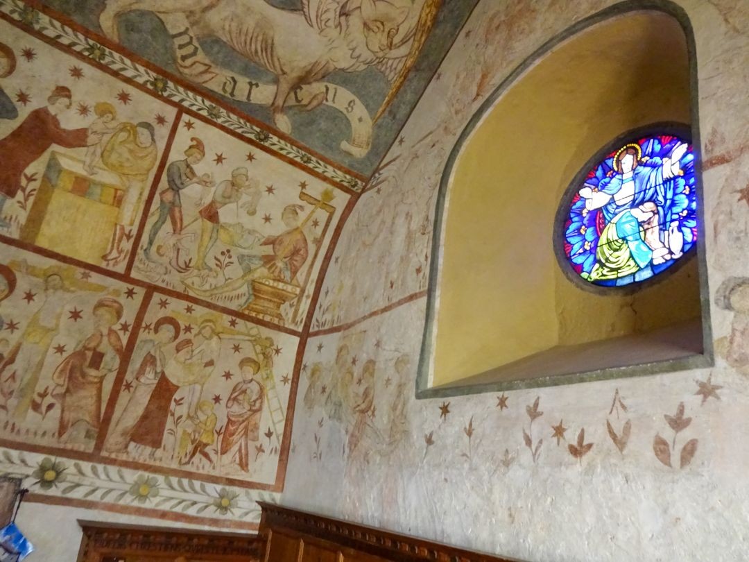 Die Pfarrkirche von Engollon schmücken mittelalterliche Fresken.