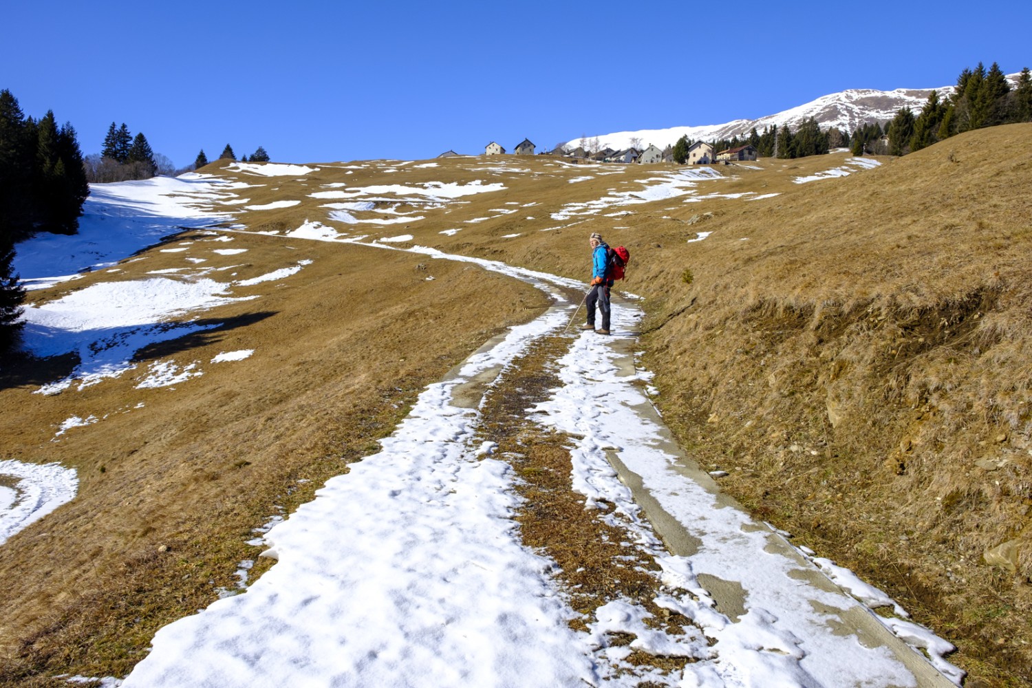 Dans la montée vers Dötra: la neige faisait défaut lors de la reconnaissance en hiver 2022. Photo: Iris Kürschner